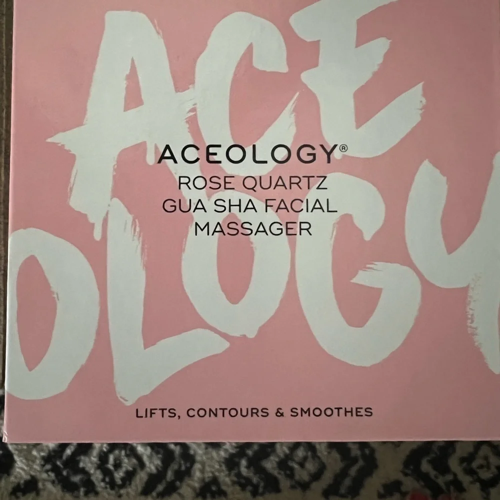 NEW ACEOLOGY GUA SHA ROSE QUARTZ FACIAL MASSAGER NIB WITH CARRYING VELVET BAG